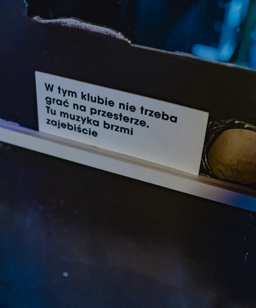 A note in the club reading, in Polish: “In this club you don't have to play in the red. The music sounds f***ing great here”